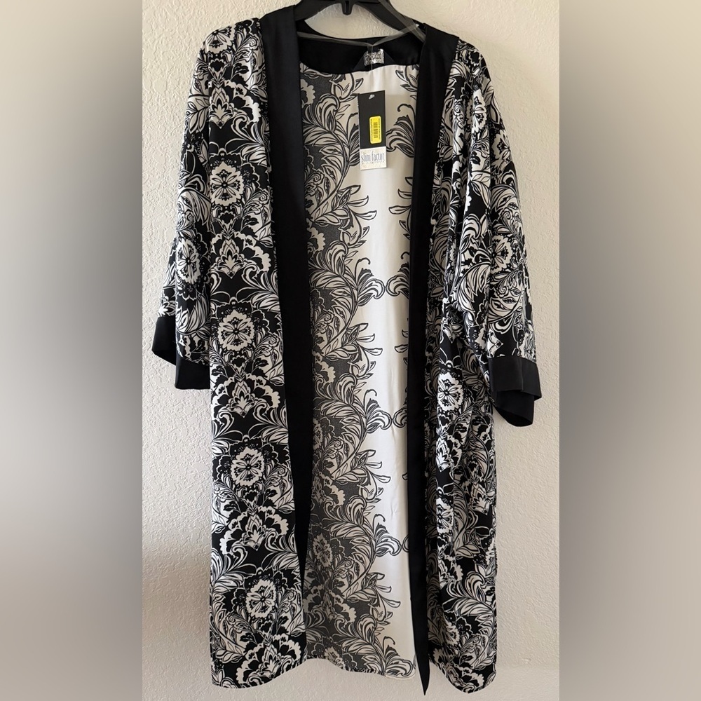 Slim Factor by Investments Elegant Black and White Floral Kimono Robe Size-L
